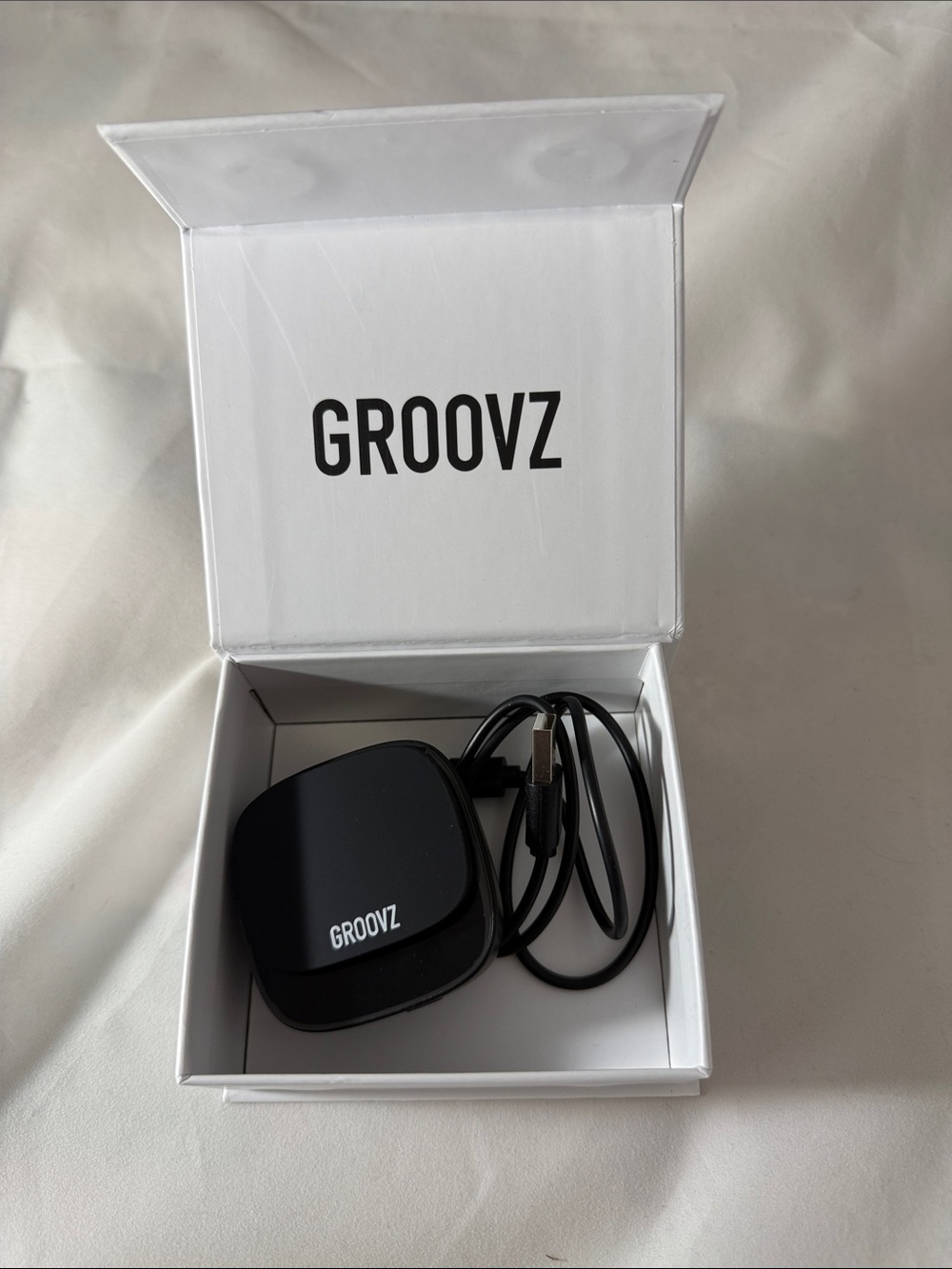 GROOVZ Compact Black Earbuds Wireless Charger with Cable
